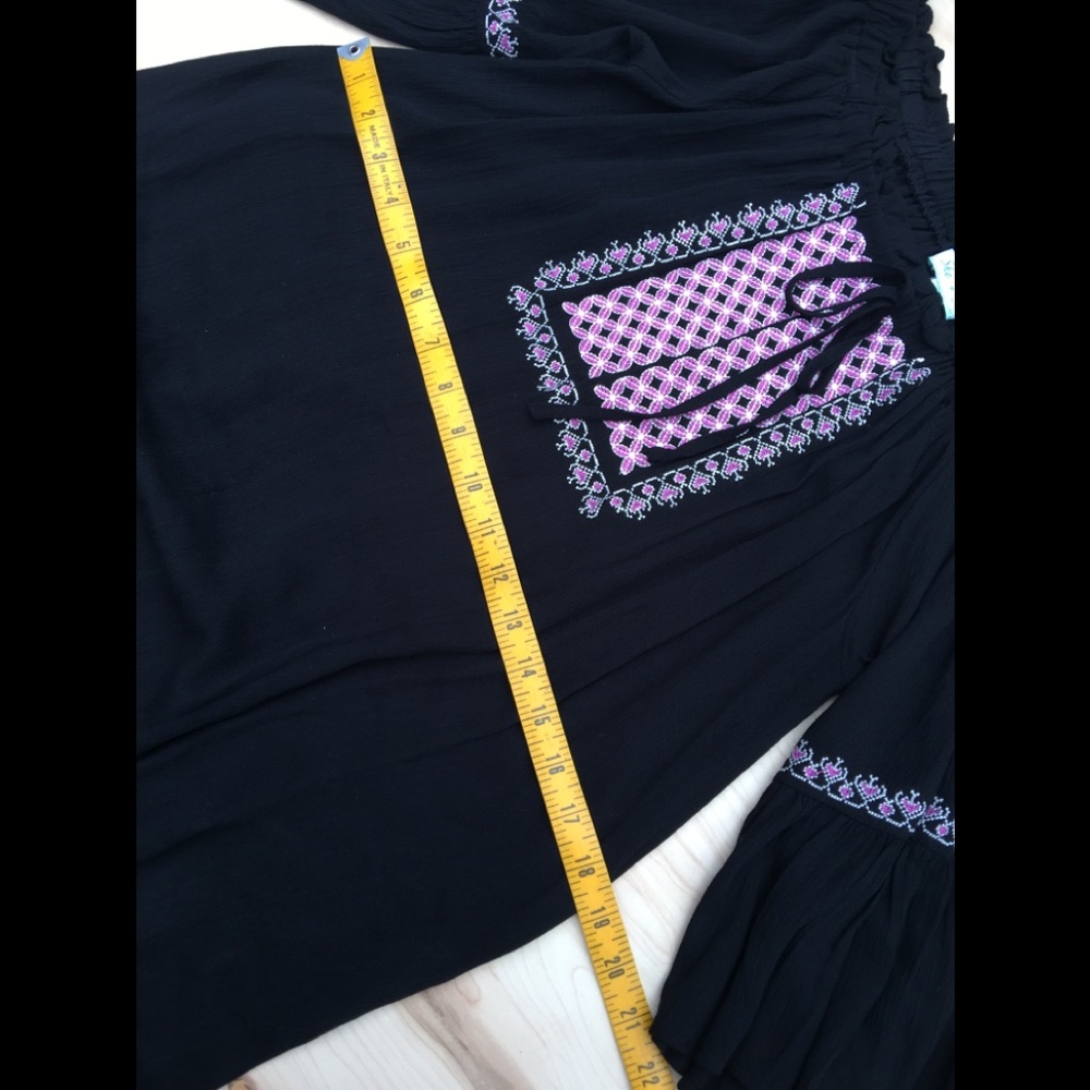 She and Sky off shoulders tunic/blouse crochet - Picture 6 of 6